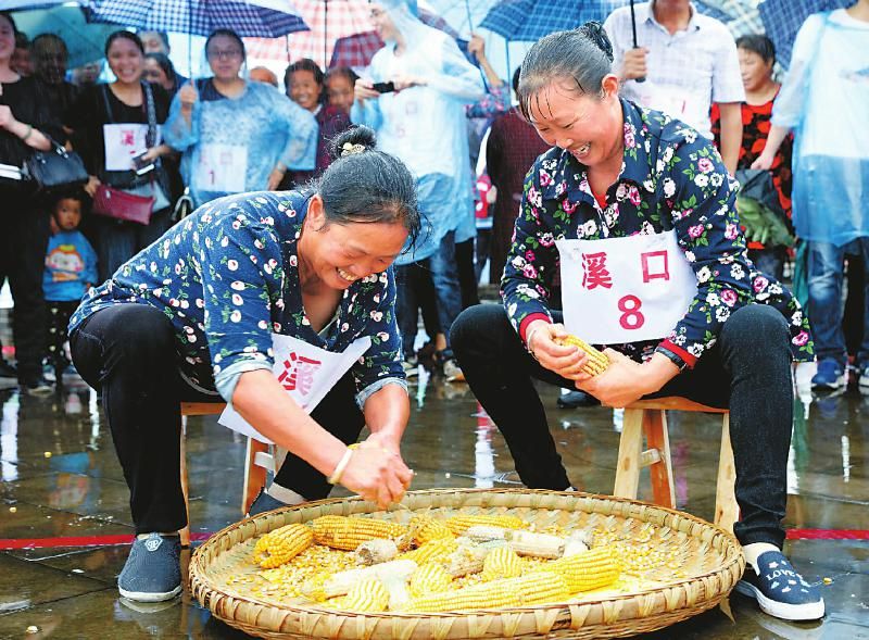 华蓥市举行农民趣味运动会，选手在参加“勤劳致富”剥玉米比赛.jpg